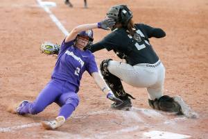UW beats Oregon, advances to WCWS semifinals