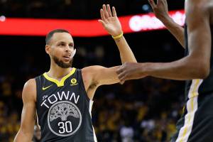 Curry dazzles as the Warriors take a 2-0 over the Cavs