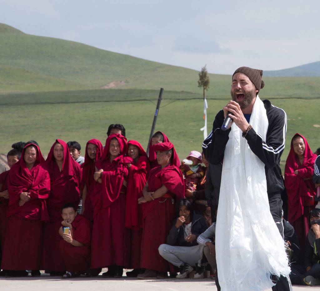 Bill Johnson entertains the crowd. (Chang Ai Media Project)