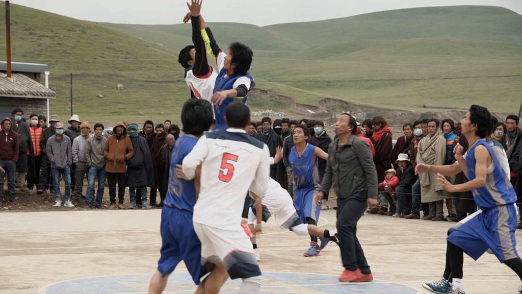 A basketball game draws a crowd on the Tibetan Plateau. (Chang Ai Media Project)