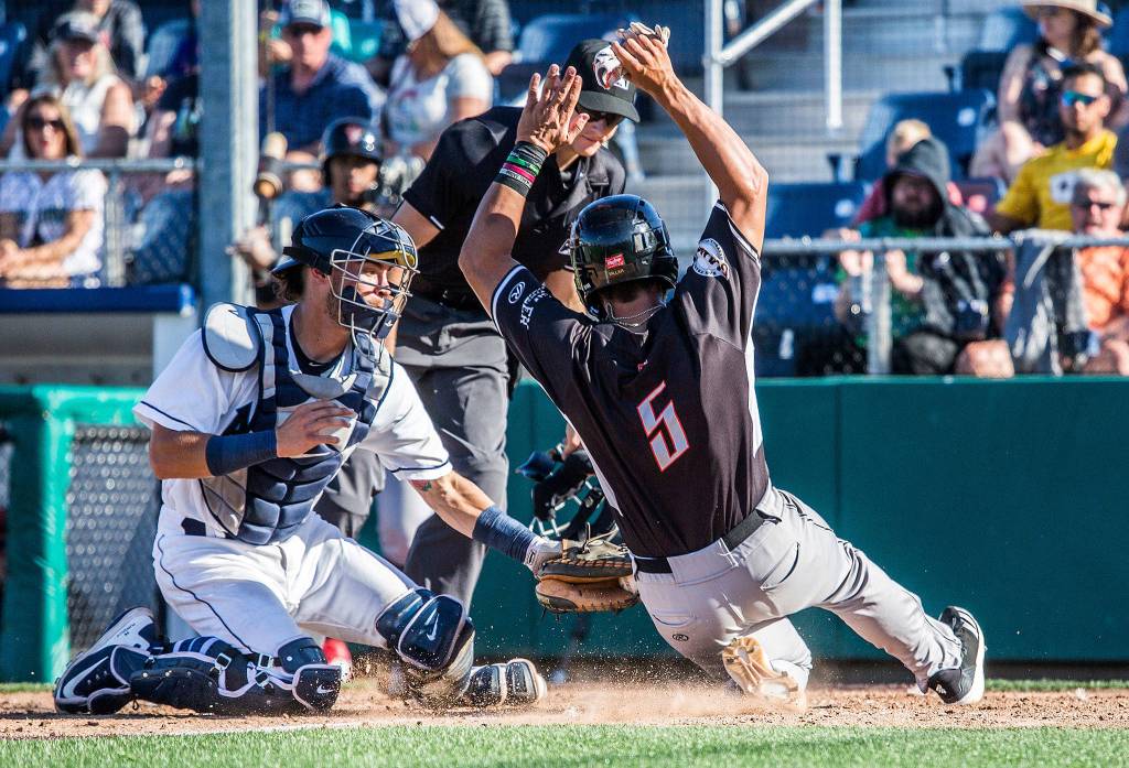 Aquasoxs Geoandry Montilla tags out Volcanoes David Villar at Everett Memorial Stadium on July 15. (Olivia Vanni / The Herald)