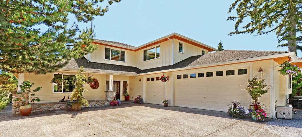 Live on Lake Loma in a gorgeous home