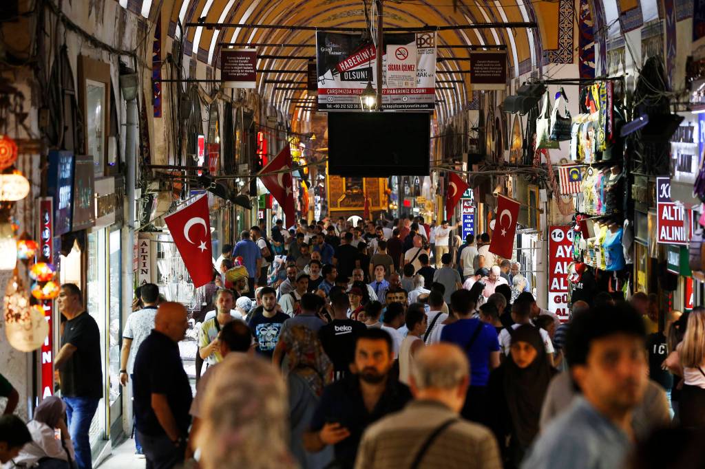 Turkish lira resumes fall after Trump sanctions threat