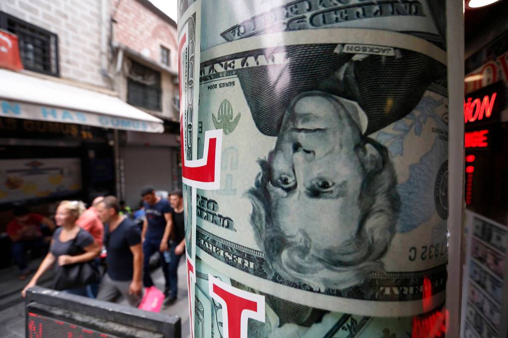 Turkish lira resumes fall after Trump sanctions threat