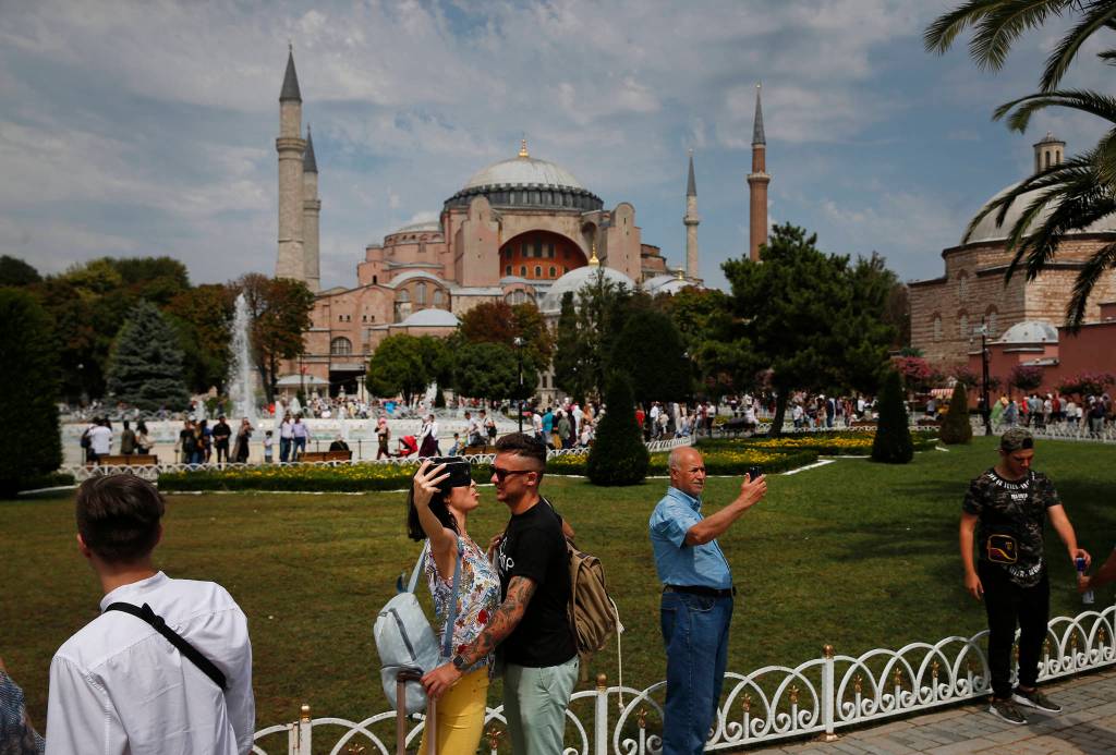 Turkish lira resumes fall after Trump sanctions threat