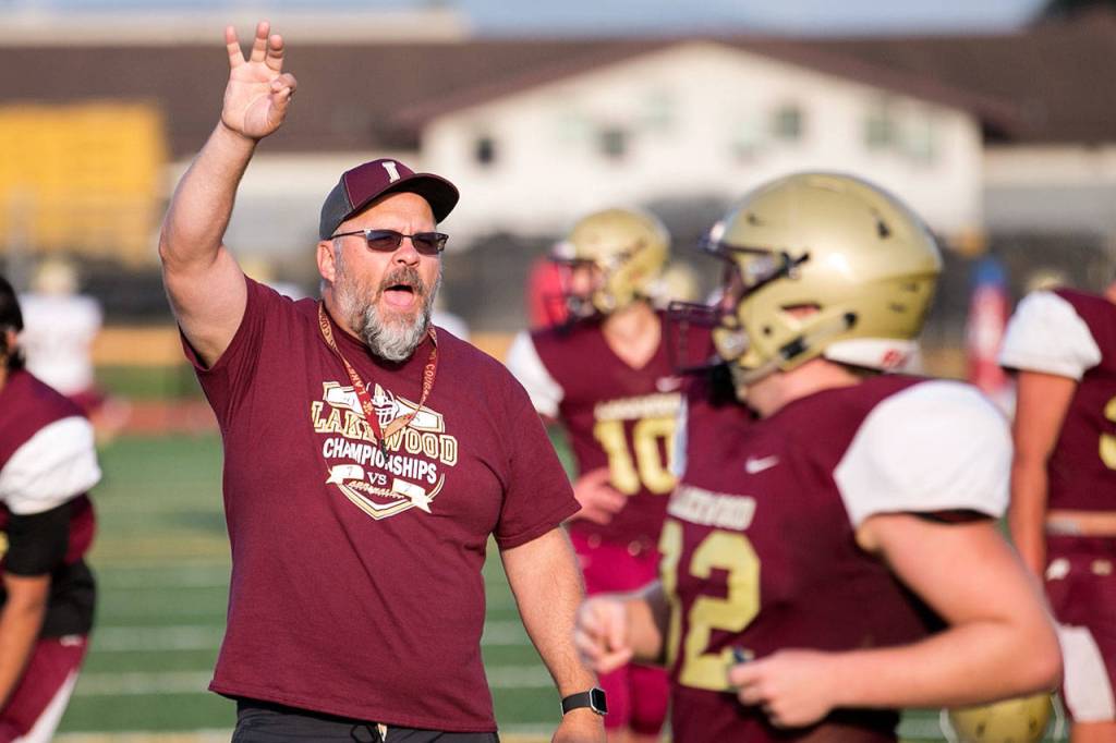 Lakewood defensive coordinator Mitch Robbins calls out to the team evening during practice on Aug. 23, 2018, at Lakewood High School in Arlington. (Kevin Clark / The Herald)