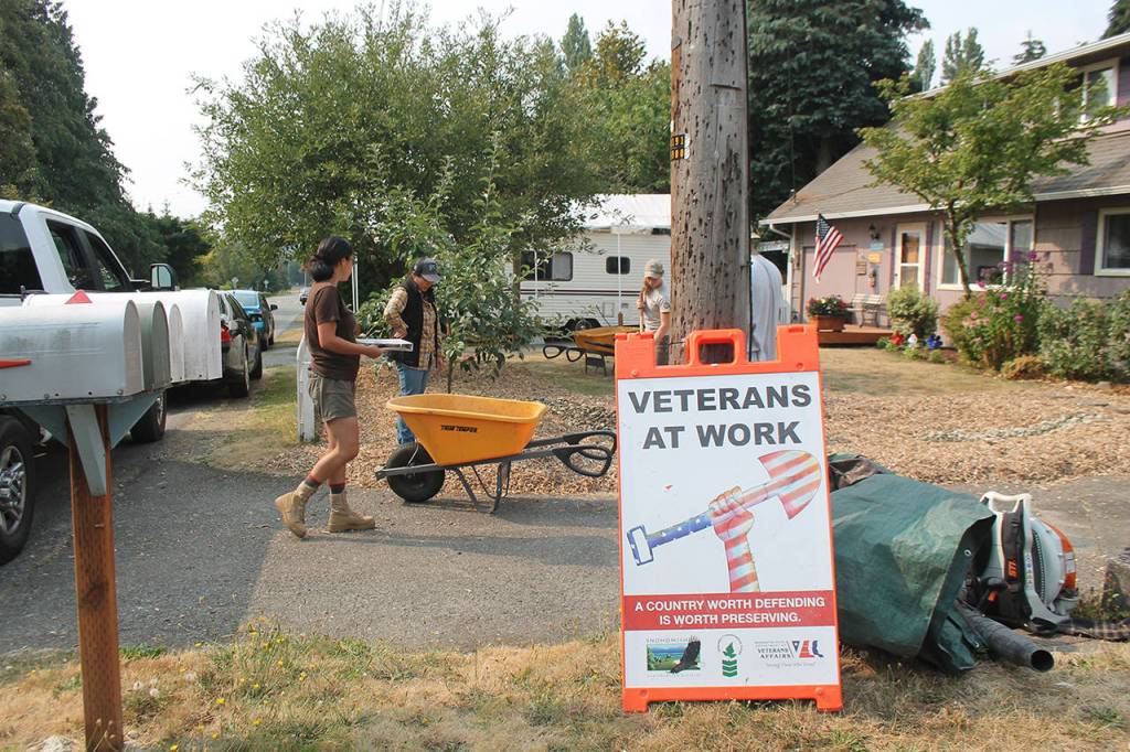 Snohomish Conservation District is putting its veteran corps to work at a rain garden cluster in Bothell. (Katie Metzger / Bothell-Kenmore Reporter)
