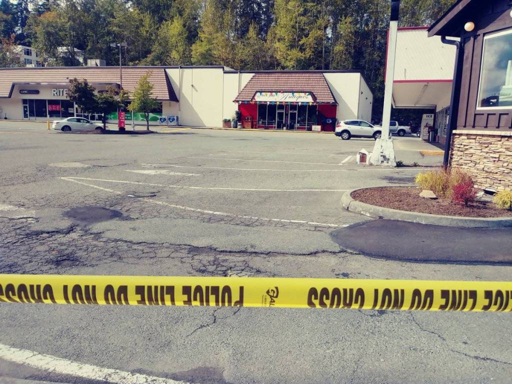 Police blocked the Rite Aid parking lot in Bothell. (Aaron Kunkler / Bothell-Kenmore Reporter)