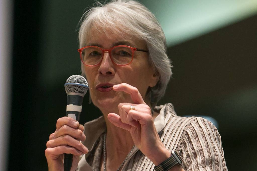 Snohomish High School alum Janet Kusler speaks to the crowd after being inducted into the Snohomish County Sports Hall of Fame at a banquet on Sept. 19, 2018, at Angel of the Winds Arena in Everett. (Kevin Clark / The Herald)