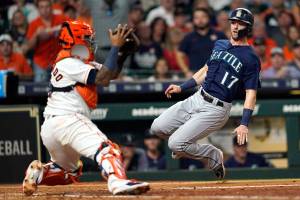 M’s bats ignite in win over Astros