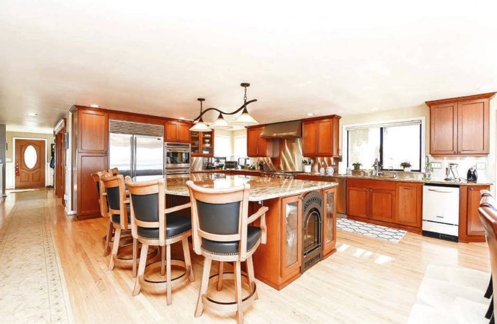 Breathtaking Views, Luxurious Home