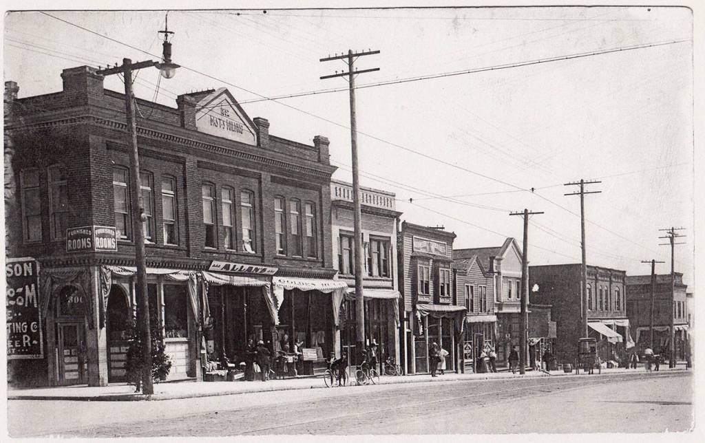 The Bast Building, at left, on Hewitt Avenue in 1911. (Everett Public Library)