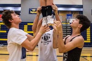 VIDEO: Everett football players get a crash course in cheerleading