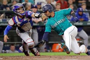 Mariners jump out to big lead, beat Rangers