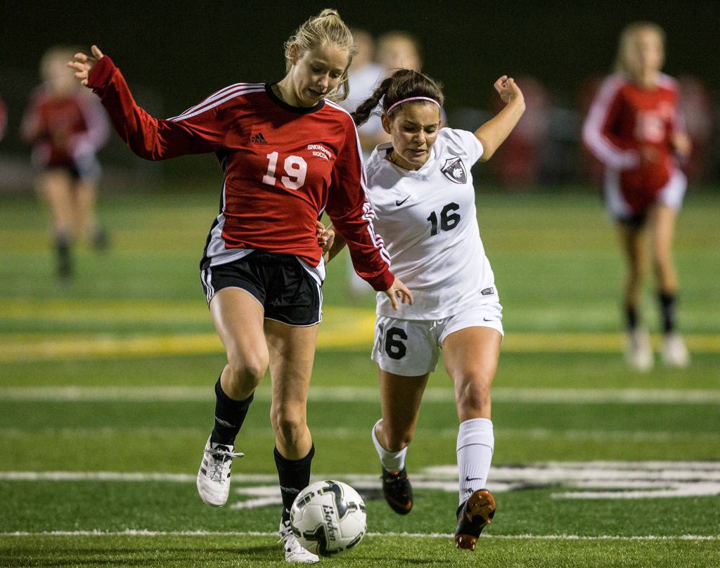 Snohomishs Gracie Winders battles Cedarcrests Lauren Miller for the ball on Sept. 25, 2018 in Lake Stevens. (Olivia Vanni / The Herald)