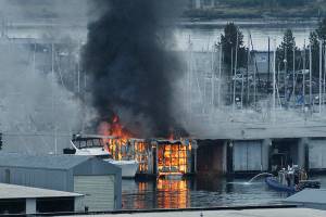 Several boats and boathouses damaged at Everett marina fire