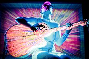 Kaki King’s guitar takes center stage in multimedia show