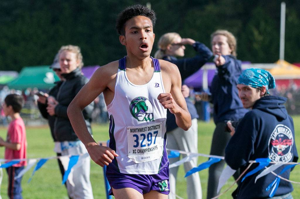 Edmonds-Woodway senior Deyago Peraza takes first place in the 3A Northwest District Boys Cross Country Championships on Oct. 27, 2018, at South Whidbey High School in Langley. (Kevin Clark / The Herald)