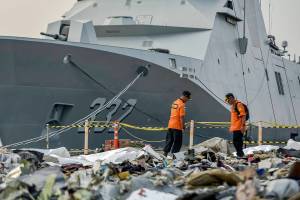 Lion Air crash search finds debris, belongings on seafloor