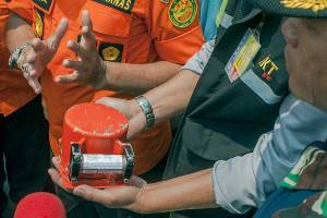 Divers recover 737s data recorder from Indonesia sea floor