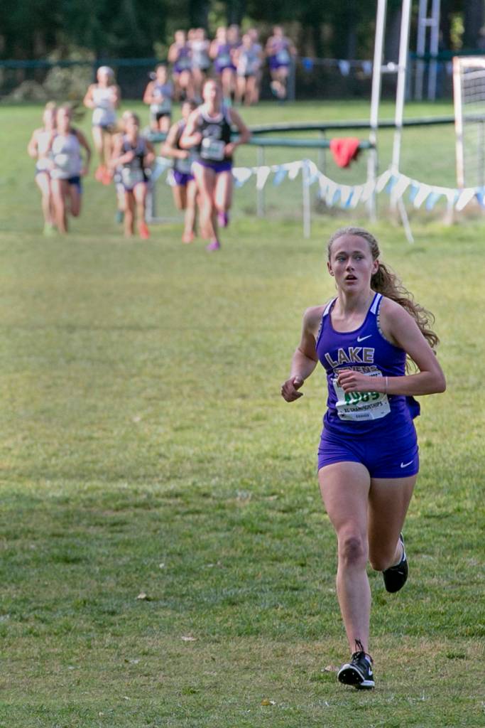 Lake Stevens Taylor Roe leads the pack in the 4A 2018 NW District Championships at South Whidbey High School in Langley on Oct. 27. (Kevin Clark / The Herald)