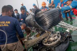 Lion Air crash probe turns to systems that command 737 pitch