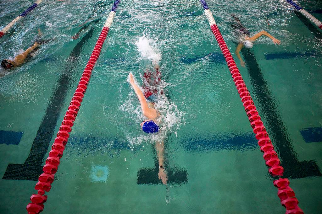 Snohomish High School swmmers practice with mock races at the Snohomish Aquatic Center on Nov. 7 in Snohomish. (Olivia Vanni / The Herald)
