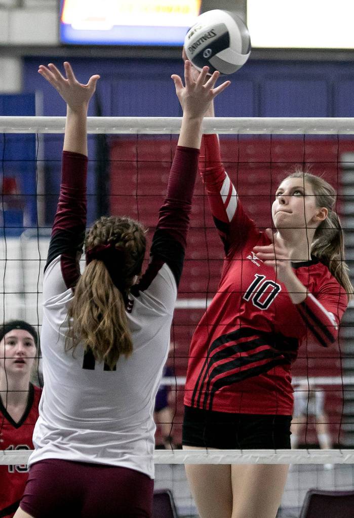 Snohomishs Sarah Campfield (10) taps the ball around Prairies Amelia Renner (11) during a 3A state consolation match on Nov. 17, 2018, at the Yakima Valley SunDome in Yakima. (TJ Mullinax / For The Herald)