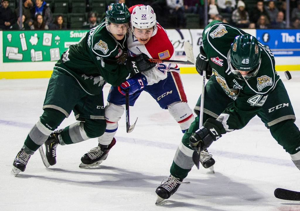 Silvertips Martin Fasko-Rudas fights for the puck with Spokanes Luke Toporowski during the game against the Spokane Chiefs on Sunday, Nov. 18, 2018 in Everett, Wa. (Olivia Vanni / The Herald)