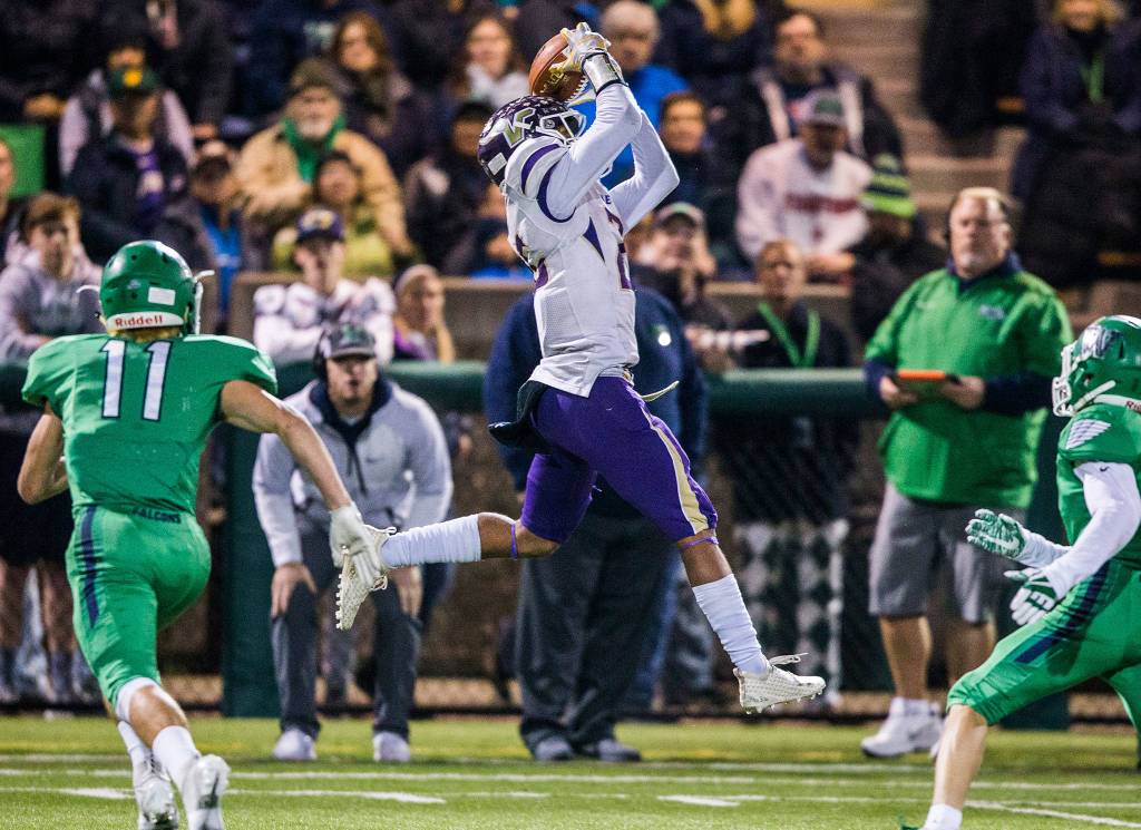 Lake Stevens Kasen Kinchen makes a catch during the Class 4A state state semifinal game against Woodinville at Pop Keeney Stadium on Saturday, Nov. 24, 2018 in Bothell, Wa. (Olivia Vanni / The Herald)