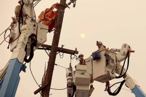 Snohomish PUD crews join California wildfire recovery effort