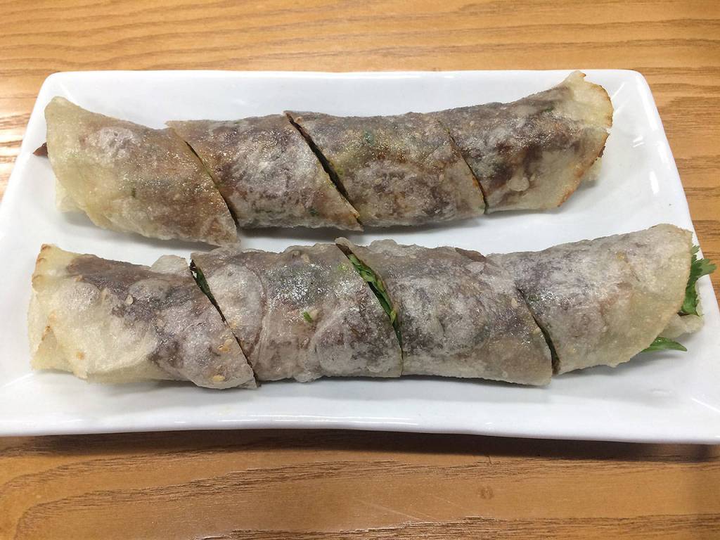 The braised beef wrap is a non-spicy option at Shi Qu Restaurant. (Evan Thompson / The Herald)