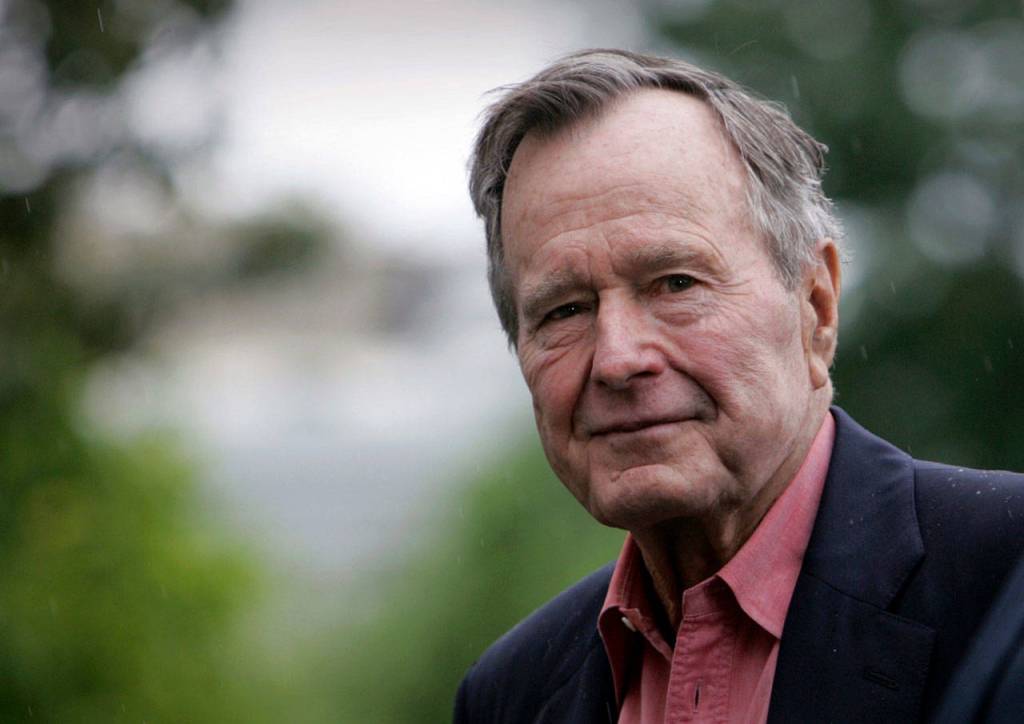Former President George H.W. Bush arrives on the South Lawn of White House in Washington in 2008. (Lawrence Jackson / AP file)