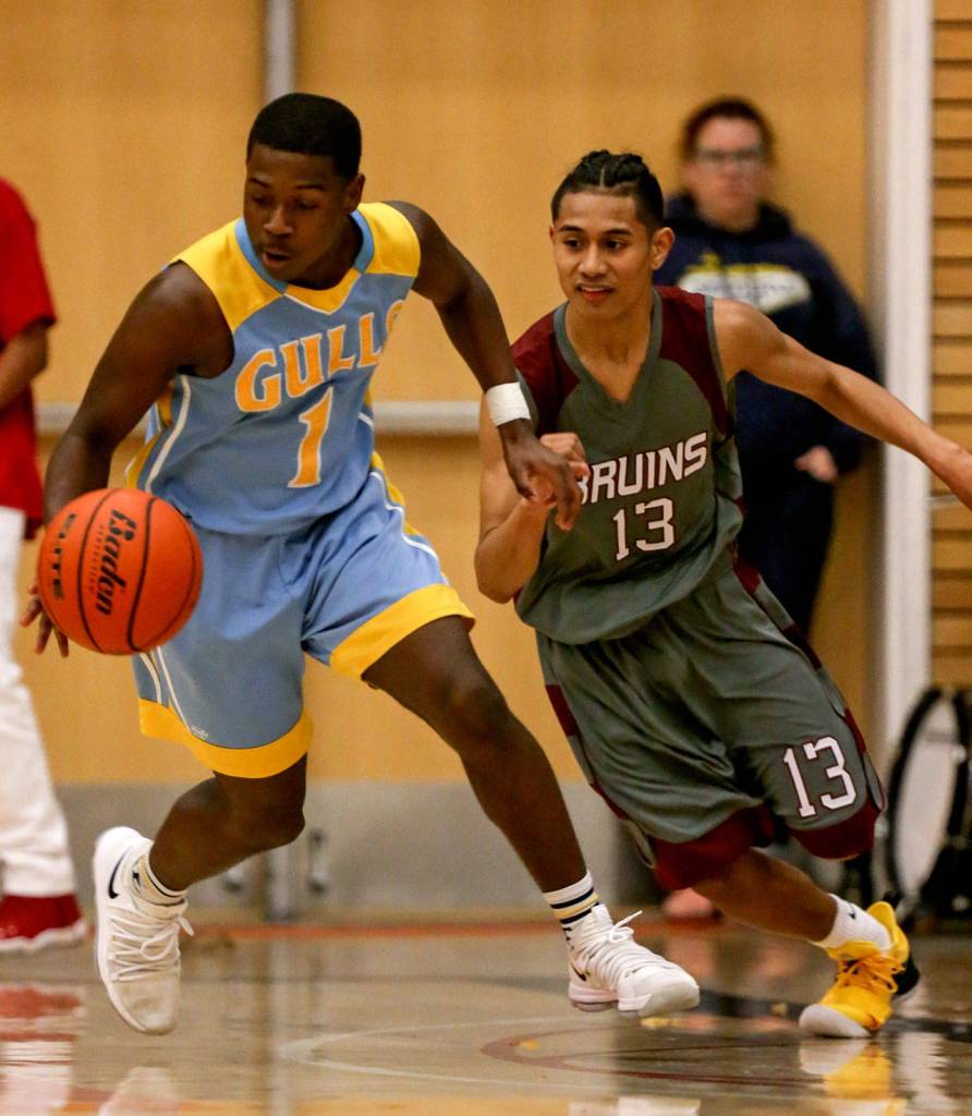 Everetts Jeremy Reed (left) and Cascades Luke Wugumgeg race for a loose ball during the annual BruGull Fest boys basketball game Friday at Everett Community College. (Kevin Clark / The Herald)
