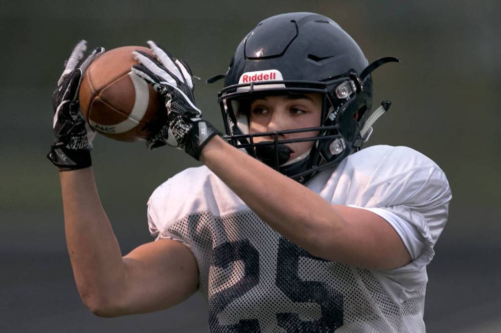 Griffin Gardoski makes a catch during practice Oct. 25, at Arlington High School. (Kevin Clark / The Herald)