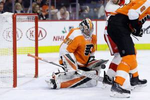 Ex-Silvertips goalie Hart wins his NHL debut with Flyers