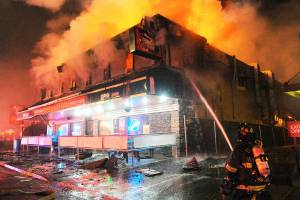 1 dead after fire at Harvey’s Pub on Broadway in Everett
