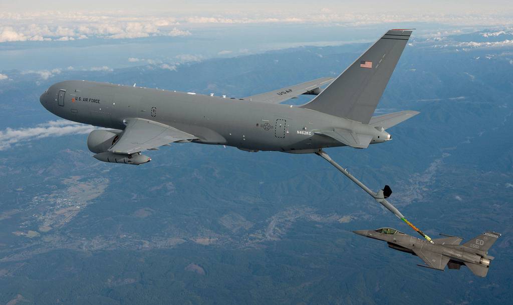 A Boeing KC-46 Pegasus tanker refuels an F-16 fighter while airborne during a test flight. (Boeing Co.)