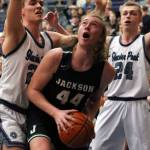 Jacksons Joe Capponi (44) looks for a shot while Glacier Peaks Noah Forman (left) and Glacier Peaks Evan Mannes defend during a Wesco 4A boys basketball game Wednesday in Snohomish. Capponi and the Timberwolves fought past the Grizzlies for a 47-44 victory that ensured Jackson will have the conferences top seed to the Wes-King 4A District tournament, which begins next weekend. (Kevin Clark / The Herald)