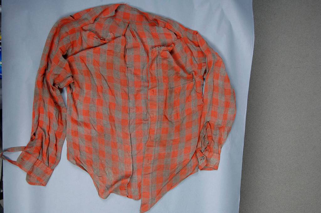 The man found dead Jan. 3, 1979, was wearing this red checkered shirt. (Snohomish County Medical Examiners Office)