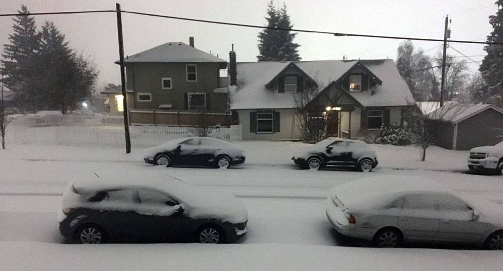 The snowfall Monday morning in North Everett. (Ben Watanabe / The Herald)