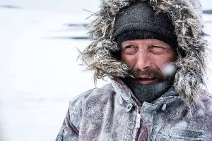 Brilliant acting carries a story of survival in the ‘Arctic’