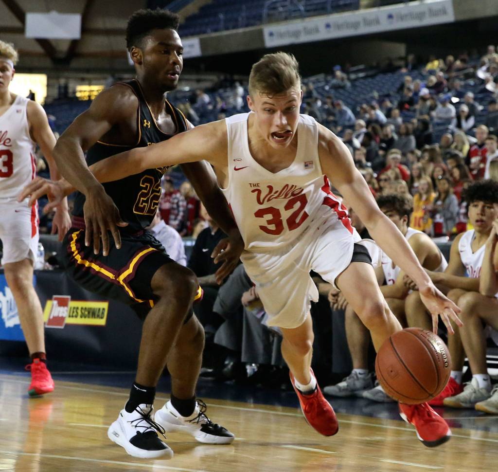 Marysville-Pilchucks Aaron Kalab drives the baseline with ODea Jermaine Davis trailing Thursday afternoon at the Tacoma Dome on February 28, 2019. The Tomahawks lost 63-53. (Kevin Clark / The Herald)