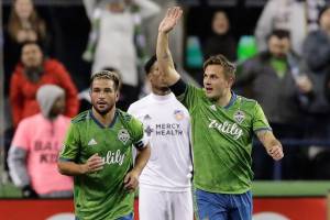 Morris scores twice in return, Sounders win opener