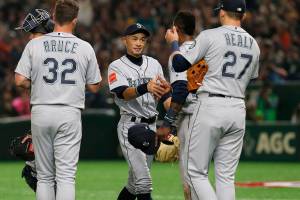 Ichiro receives hero’s welcome as M’s open season in Japan