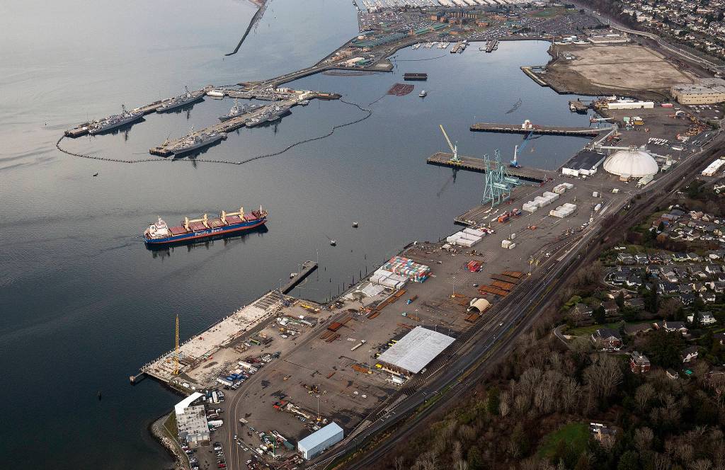 Going by Naval Station Everett, the bulk carrier Jamaica Bay is pushed into the Port of Everett by a pair of tugs on Jan. 15 in Everett. (Andy Bronson / The Herald)