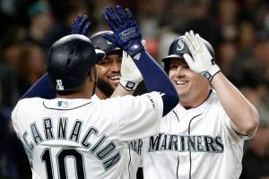 Bruce homers, Mariners hang on to beat Red Sox