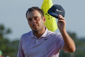 Molinari builds 2-shot lead over Tiger, Finau at Masters