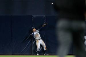 Homer bounces off Smith’s glove in M’s 6-3 loss to Padres