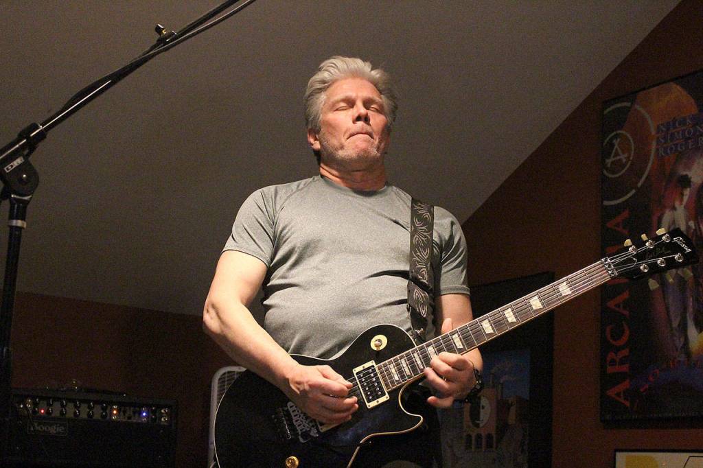 Dave Dodge plays to Everybody Wants to Rule the World by Tears for Fears. (Madison Miller / Bothell-Kenmore Reporter)